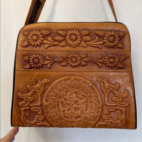 Vintage Elegant Floral Embossed Tan Leather Bag like new - Picture 3 of 8